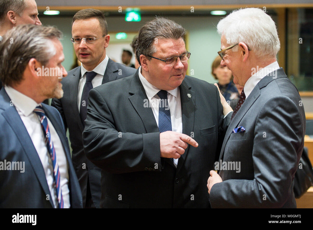 Brüssel, Belgien. 22 Jan, 2018. Polnische Außenminister Jacek Czaputowicz (R), der litauische Außenminister Linas Linkevicius und Dänemarks Außenminister Anders Samuelsen vor der FAC die Außenminister der EU-Rat im Europäischen Rat in Brüssel, Belgien am 22.01.2018 von Wiktor Dabkowski | Verwendung der weltweiten Kredit: dpa/Alamy leben Nachrichten Stockfoto