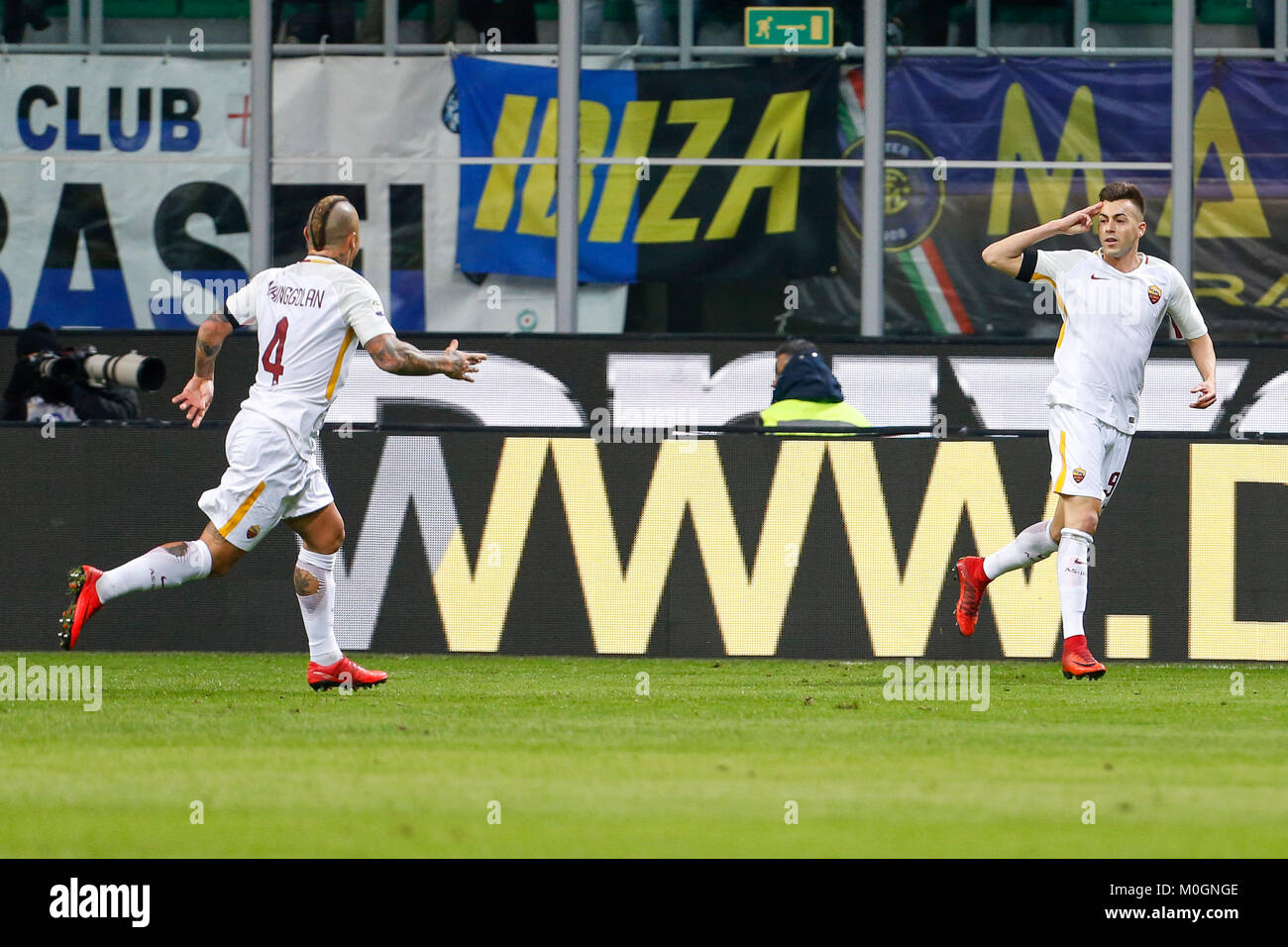 Olympiastadion, Mailand, Italien. 21 Jan, 2018. Stephan El Shaarawy (R) der Roma feiern hi Ziel gegen Inter Mailand in der italienischen Serie A Fußball Spiel. Quelle: Giampiero Sposito/Alamy leben Nachrichten Stockfoto