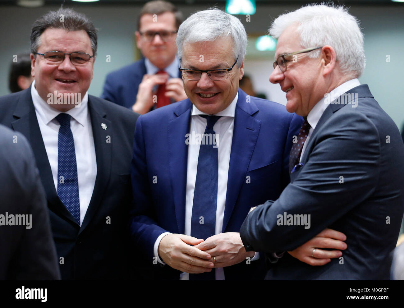 Brüssel, Belgien. 22 Jan, 2018. Neue polnische Außenminister Jacek Czaputowicz (R), der belgische Außenminister Didier Reynders (C) und dem litauischen Minister für Auswärtige Angelegenheiten Linas Linkevicius sprechen vor dem Treffen der EU-Außenminister in Brüssel, Belgien, Jan. 22, 2018. Credit: Ihr Pingfan/Xinhua/Alamy leben Nachrichten Stockfoto