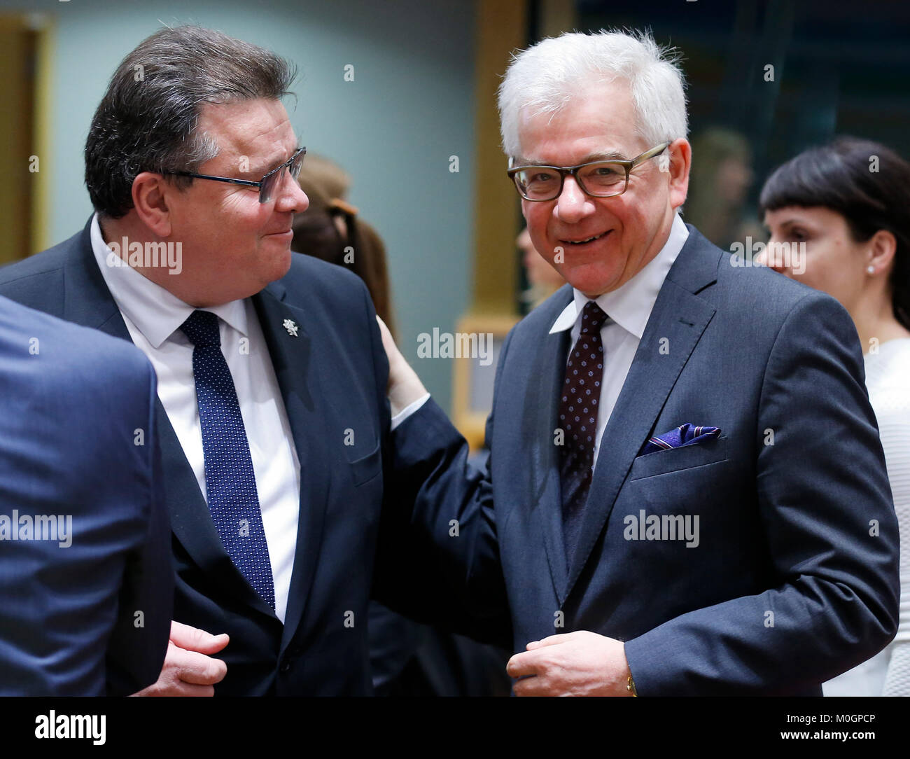 Brüssel, Belgien. 22 Jan, 2018. Neue polnische Außenminister Jacek Czaputowicz (R) und dem litauischen Minister für Auswärtige Angelegenheiten Linas Linkevicius sprechen vor dem Treffen der EU-Außenminister in Brüssel, Belgien, Jan. 22, 2018. Credit: Ihr Pingfan/Xinhua/Alamy leben Nachrichten Stockfoto