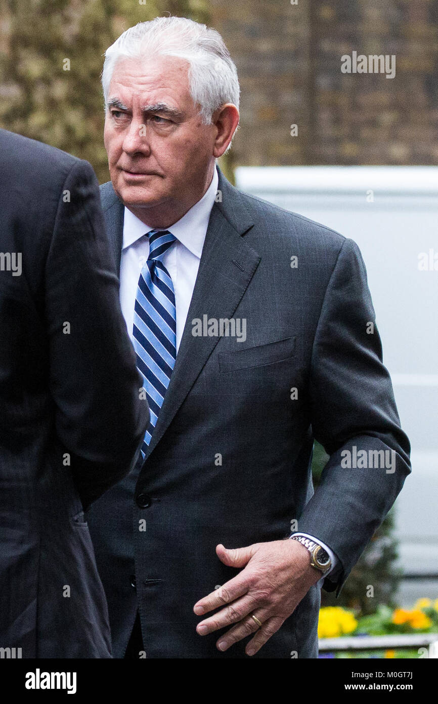 London, Großbritannien. 22. Januar, 2018. Rex Tillerson, US-Außenministerin, kommt an 10 Downing Street. Er hatte zuvor die neue $ 1 Mrd. US-Botschaft mit US-Botschafter in Großbritannien Woody Johnson besucht. Credit: Mark Kerrison/Alamy leben Nachrichten Stockfoto