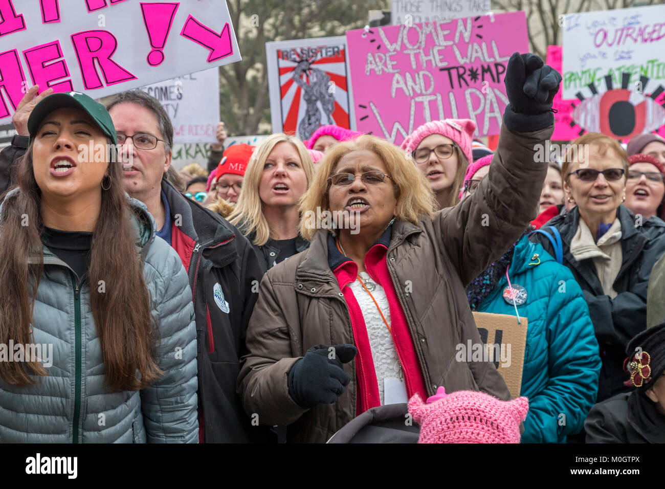 Lansing, Michigan, USA - 21. Januar 2018 - Auf den ersten Jahrestag des März der Frauen in Washington, die die Amtseinführung von Präsident Donald Trump protestierten, Frauen marschierten in anderen Städten Ermutigung von Frauen, sich für Alternativen in den Zwischenwahlen 2018 zu stimmen. Über 5.000 sammelte, an der Michigan State Capitol. Quelle: Jim West/Alamy leben Nachrichten Stockfoto