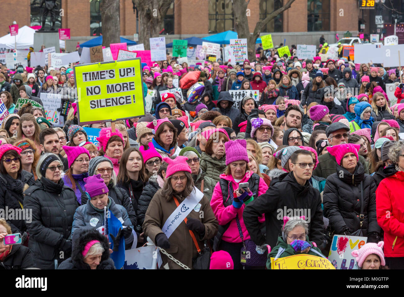 Lansing, Michigan, USA - 21. Januar 2018 - Auf den ersten Jahrestag des März der Frauen in Washington, die die Amtseinführung von Präsident Donald Trump protestierten, Frauen marschierten in anderen Städten Ermutigung von Frauen, sich für Alternativen in den Zwischenwahlen 2018 zu stimmen. Über 5.000 sammelte, an der Michigan State Capitol. Quelle: Jim West/Alamy leben Nachrichten Stockfoto