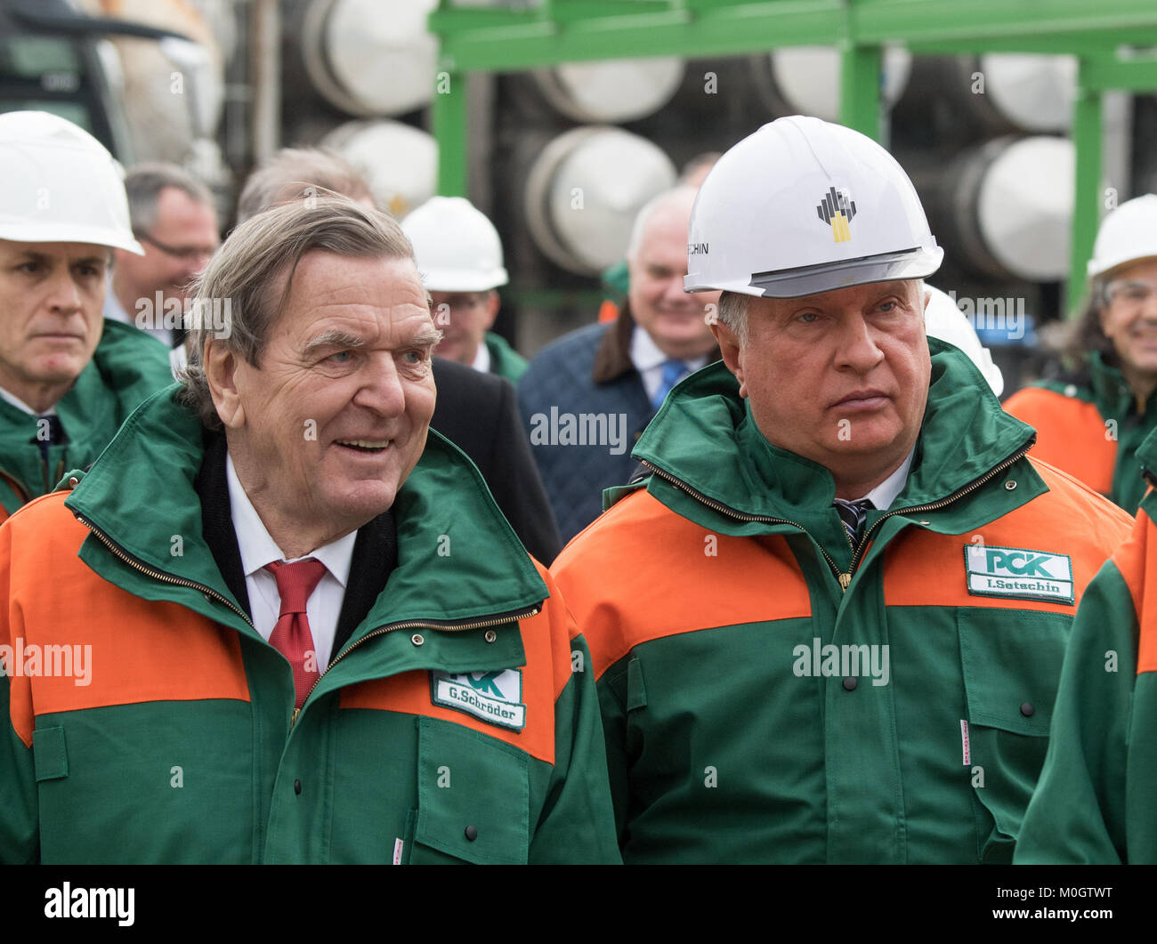 Schwedt, Deutschland. 22 Jan, 2018. Der ehemalige Bundeskanzler und Direktor des der Rosneft Gerhard Schroeder (SPD, l) und Igor Setschin, CEO der russische Ölkonzern Rosneft, die PCK Raffinerie in Schwedt, Deutschland, 22. Januar 2018 zu besuchen. Foto: Patrick Pleul/dpa-Zentralbild/dpa/Alamy leben Nachrichten Stockfoto