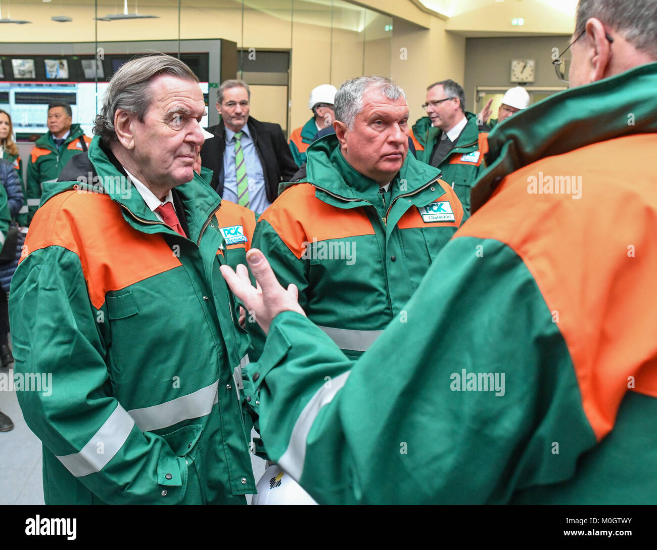 Schwedt, Deutschland. 22 Jan, 2018. Der ehemalige Bundeskanzler und Direktor des der Rosneft Gerhard Schroeder (SPD, l) und Igor Setschin, CEO der russische Ölkonzern Rosneft, die PCK Raffinerie in Schwedt, Deutschland, 22. Januar 2018 zu besuchen. Foto: Patrick Pleul/dpa-Zentralbild/dpa/Alamy leben Nachrichten Stockfoto