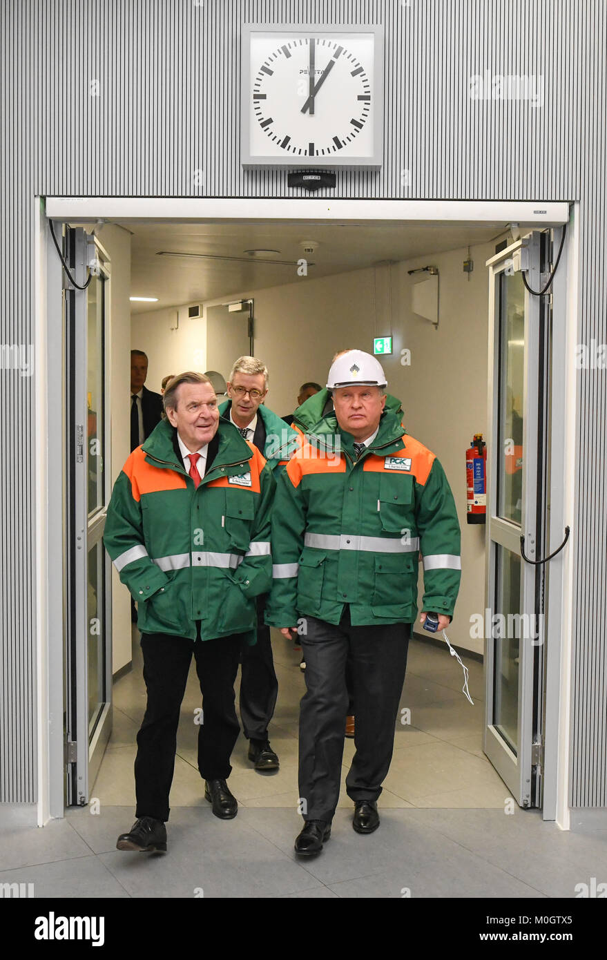 Schwedt, Deutschland. 22 Jan, 2018. Der ehemalige Bundeskanzler und Direktor des der Rosneft Gerhard Schroeder (SPD, l) und Igor Setschin, CEO der russische Ölkonzern Rosneft, die PCK Raffinerie in Schwedt, Deutschland, 22. Januar 2018 zu besuchen. Foto: Patrick Pleul/dpa-Zentralbild/dpa/Alamy leben Nachrichten Stockfoto
