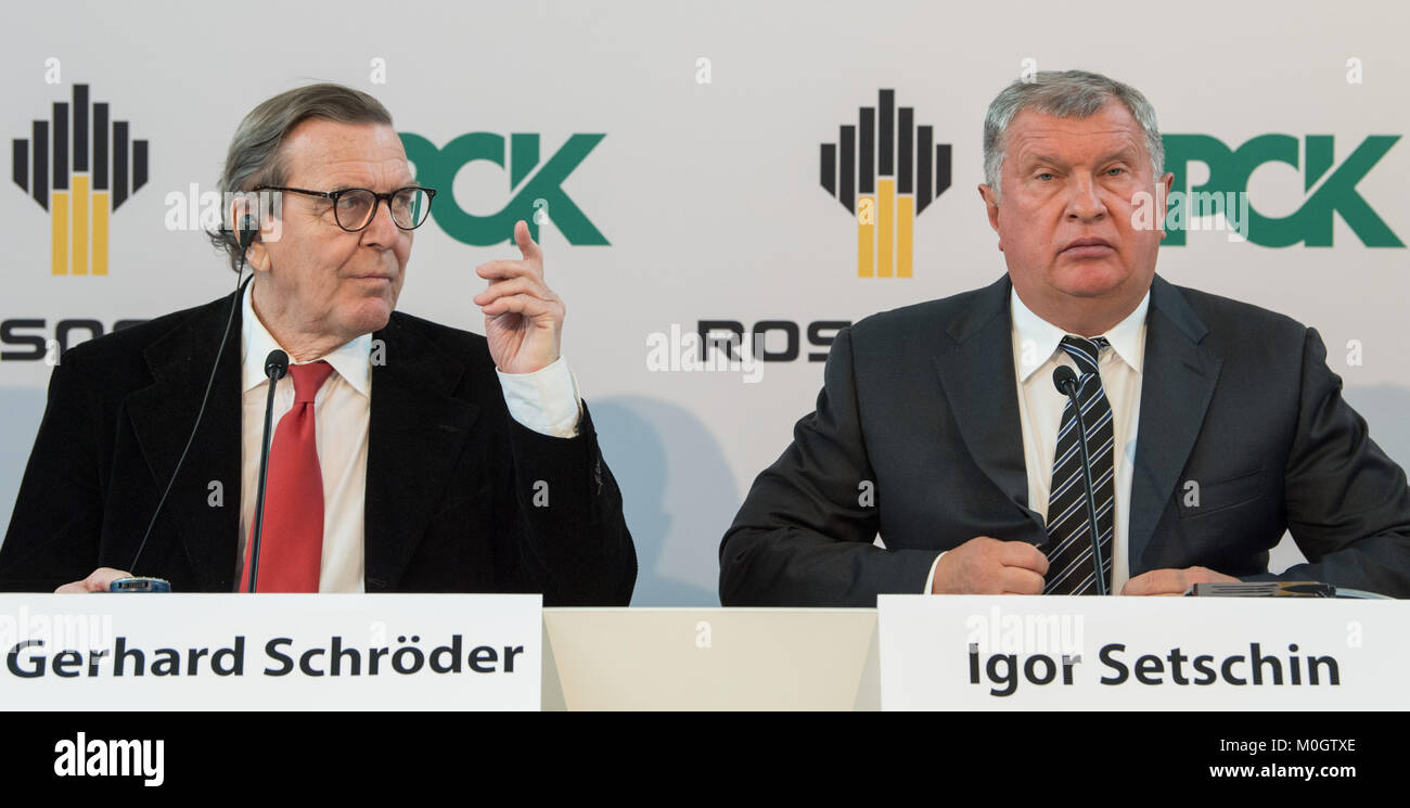 Schwedt, Deutschland. 22 Jan, 2018. Der ehemalige Bundeskanzler und Direktor des der Rosneft Gerhard Schroeder (SPD, l) und Igor Setschin, CEO der russische Ölkonzern Rosneft, sprechen bei einer Pressekonferenz in der PCK Raffinerie in Schwedt, Deutschland, 22. Januar 2018. Foto: Patrick Pleul/dpa-Zentralbild/dpa/Alamy leben Nachrichten Stockfoto