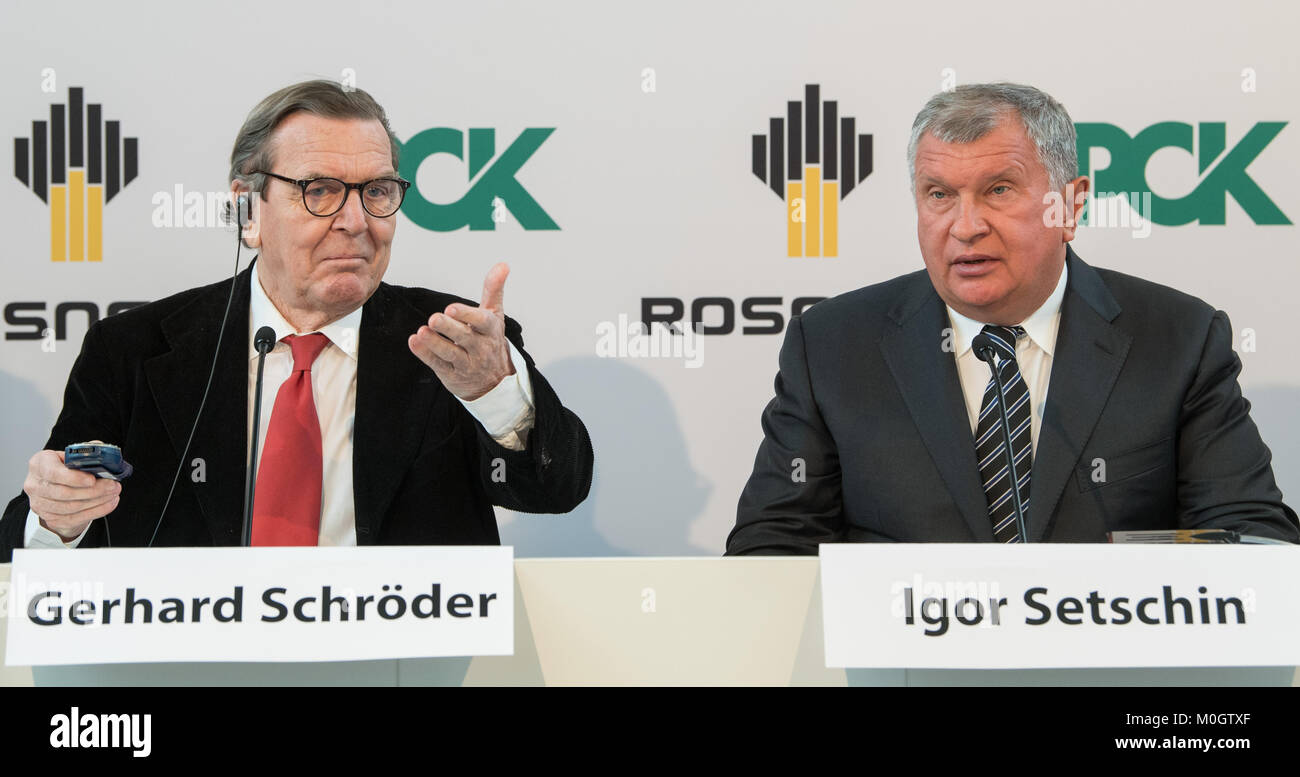 Schwedt, Deutschland. 22 Jan, 2018. Der ehemalige Bundeskanzler und Direktor des der Rosneft Gerhard Schroeder (SPD, l) und Igor Setschin, CEO der russische Ölkonzern Rosneft, sprechen bei einer Pressekonferenz in der PCK Raffinerie in Schwedt, Deutschland, 22. Januar 2018. Foto: Patrick Pleul/dpa-Zentralbild/dpa/Alamy leben Nachrichten Stockfoto