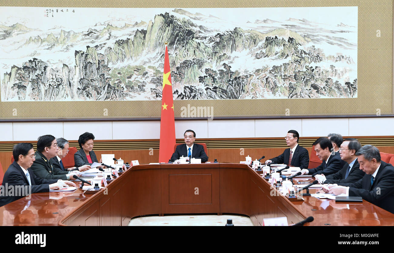 (180122) - Peking, Jan. 22, 2018 (Xinhua) - Der chinesische Premier Li Keqiang leitet der 8. Vollversammlung des Rates, der einen Entwurf für die Regierung arbeiten Bericht diskutiert, in Peking, der Hauptstadt von China, Jan. 22, 2018. (Xinhua/Rao Aimin) (Wsw) Stockfoto
