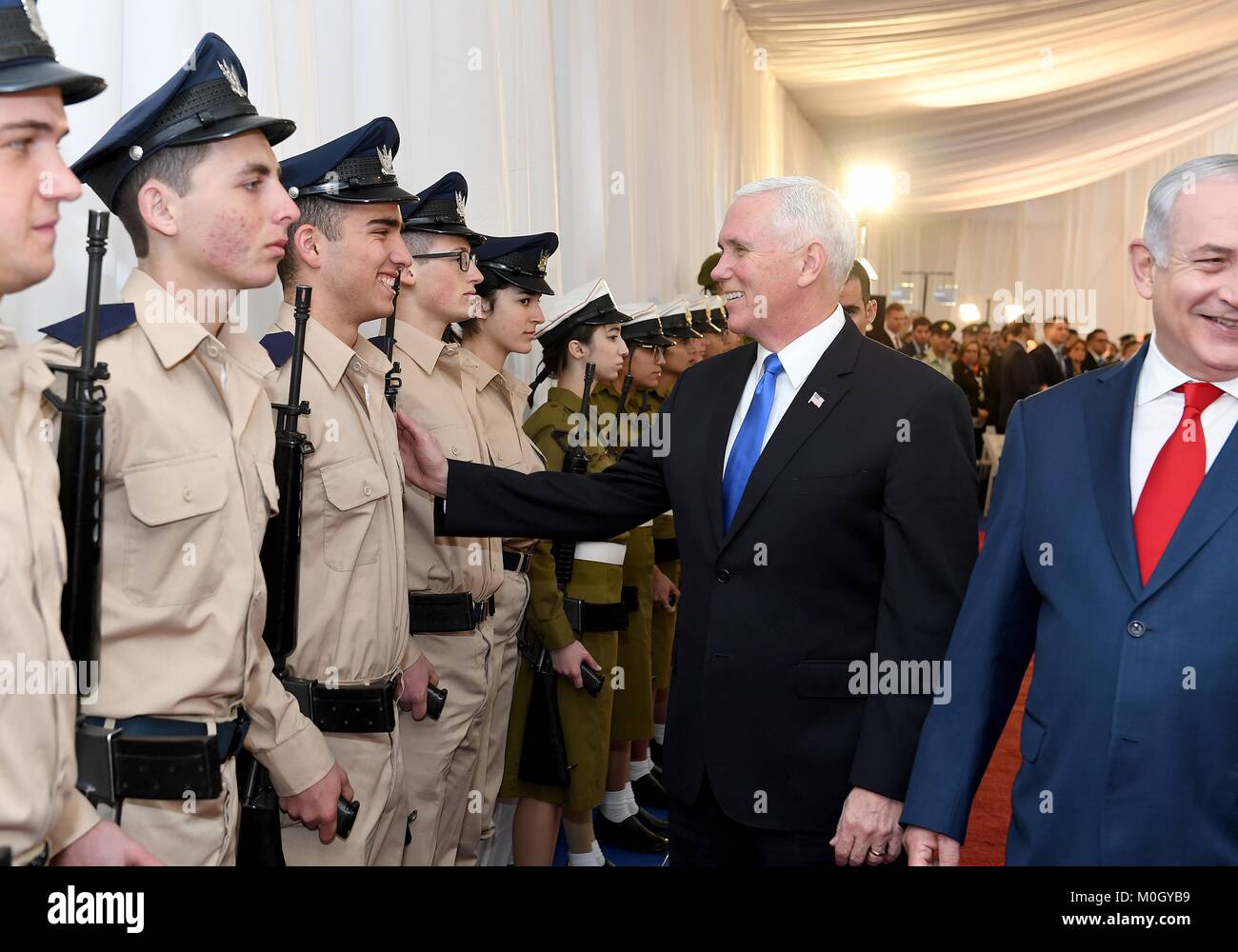 Jerusalem, Israel. 22 Jan, 2018. U.S. Vice President Mike Pence, Links, grüßt Israelische Sicherheitskräfte neben der israelische Ministerpräsident Benjamin Netanjahu am Prime Minister Office Januar 22, 2018 in Jerusalem, Israel. Credit: Planetpix/Alamy leben Nachrichten Stockfoto