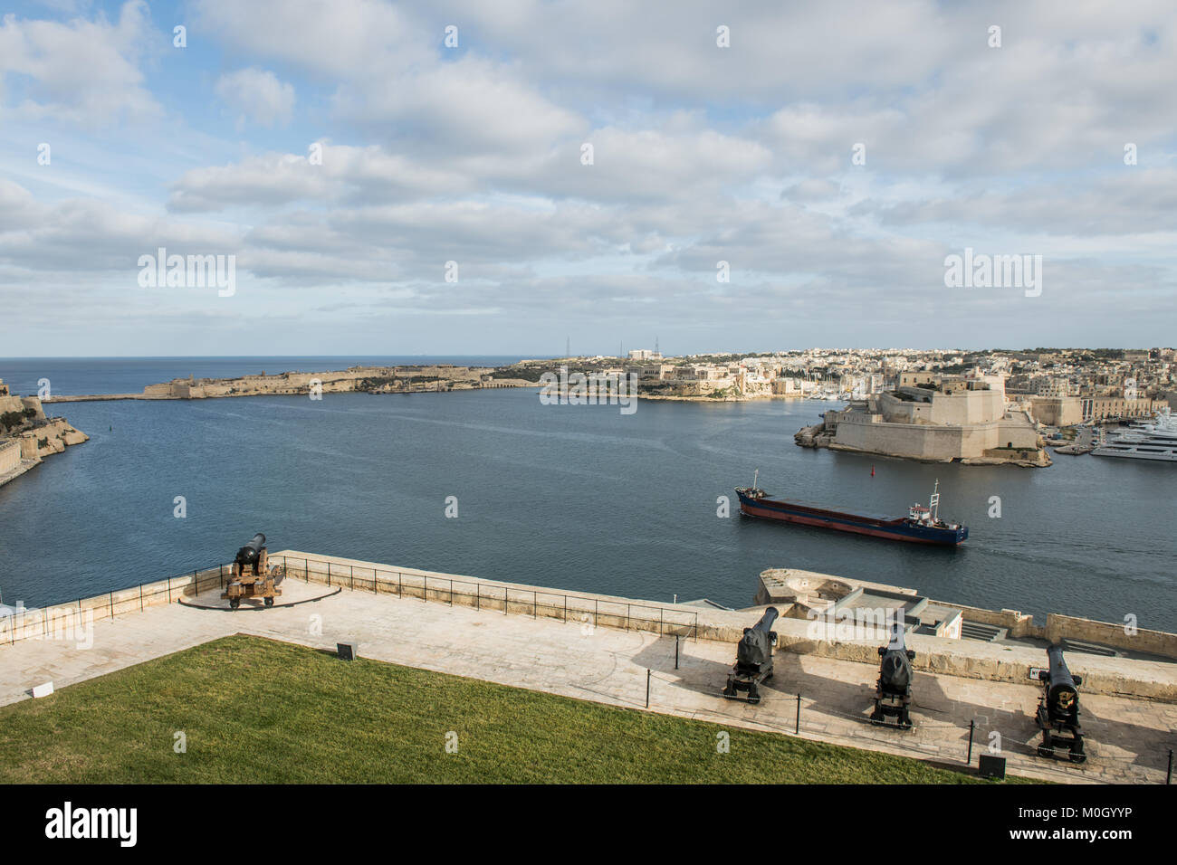 Eine Außenansicht der Hafen von Valletta, Malta. 19. Januar 2018. Ab dem 20. Januar 2018 Valleta wird zu Europas Kulturhauptstadt 2018. Das bedeutet ein Jahr voller Kunst, Theater, Performances und Musik für die Hauptstadt von Malta. Foto: Stephen Busuttil Fmipp/dpa Stockfoto