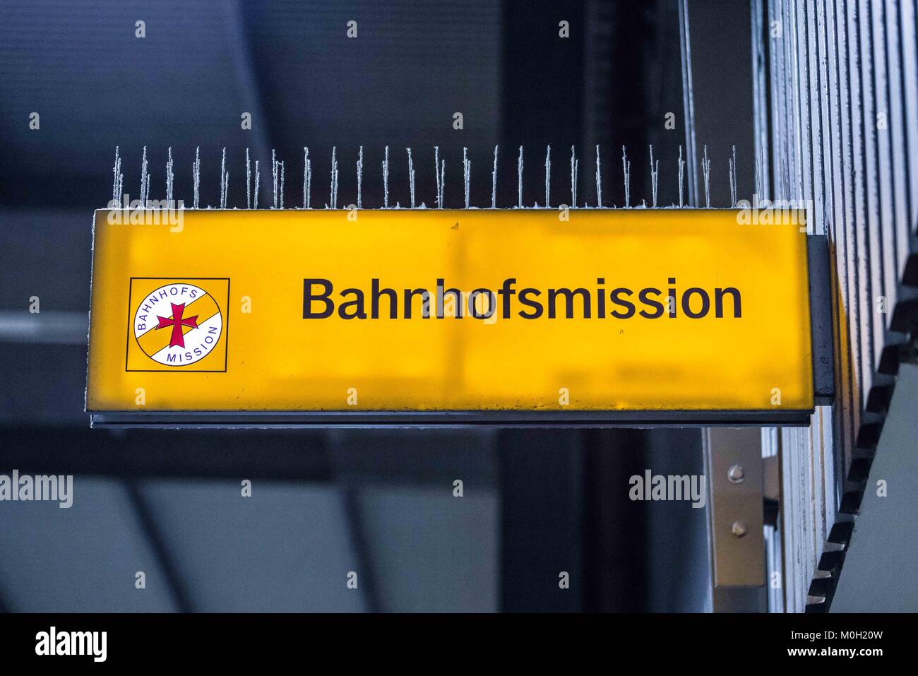 München, Bayern, Deutschland. 22 Jan, 2018. Die Bahnhofsmission (Bahnhof Mission) am Münchner Hauptbahnhof, wo Sie Hilfe für die Bedürftigen angeboten werden. Eine neue Kontroverse, an denen die rechtsextreme Soldaten von Odin fand wie sie Nahrung für die Mission gespendet, während ihre Soldaten von Odin Jacken, die den rechtsextremen Hintergrund tragen. Missionen und Notunterkünften in andere Städte haben ihre Spenden verweigert, als die Soldaten diese 'Gebrauch' pseudosocial '' Aktionen, um sich selbst als Helfer Gruppe, sondern als Bürgerwehren zu schildern. Darüber hinaus sind Sie malen eine pictu Stockfoto