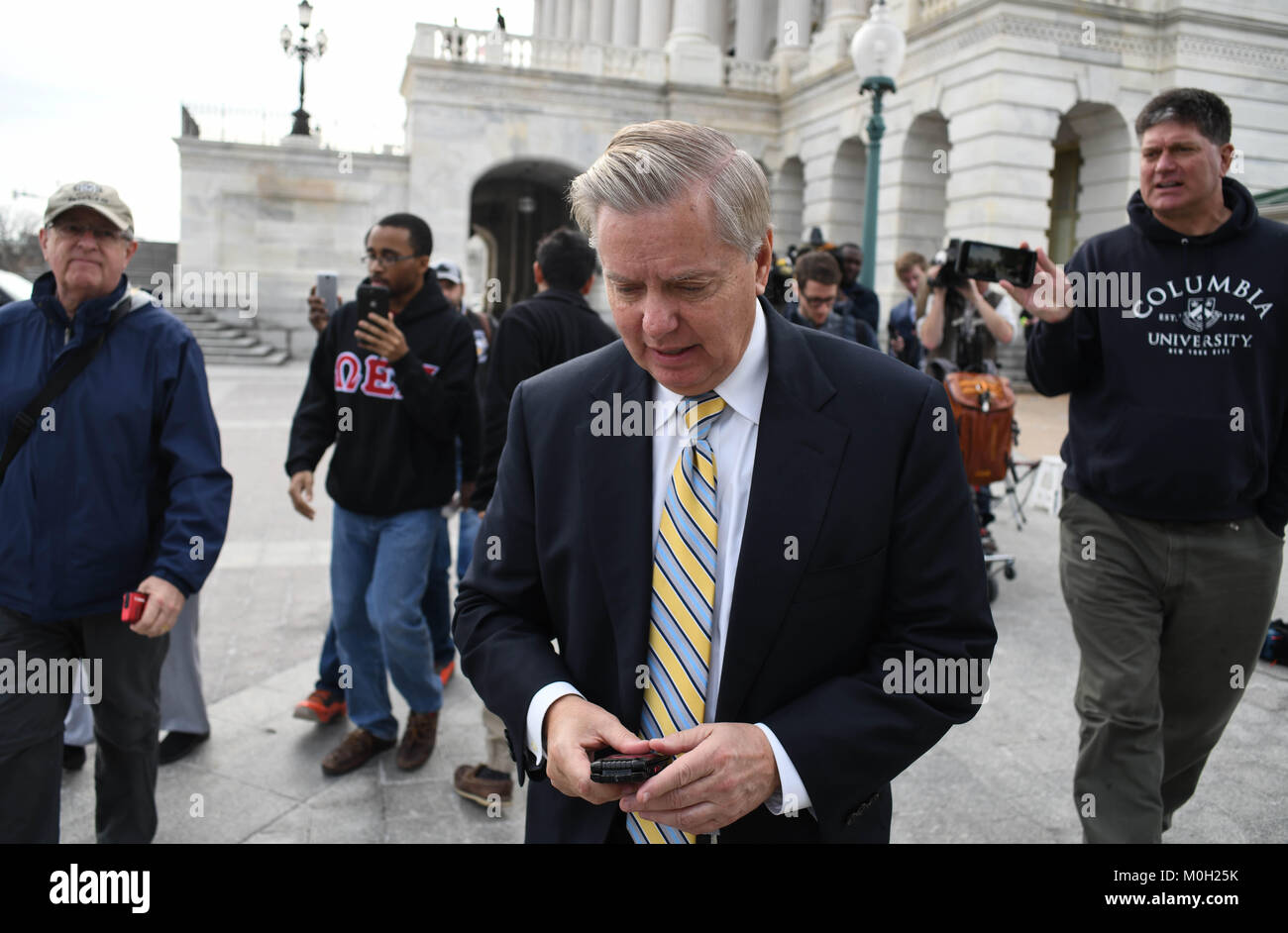 Washington, District of Columbia, USA. 22 Jan, 2018. Senator Lindsey Graham (R-SC) verlässt den Senat Kammer Montag nach der Abstimmung der drei Tage alten US-Regierung herunterfahren zu beenden, nachdem Senat Demokraten Republikaner für die Unterstützung eines Vorhabens auf Einwanderung und Ausgaben verbunden. Credit: Miguel Juarez Lugo/ZUMA Draht/Alamy leben Nachrichten Stockfoto