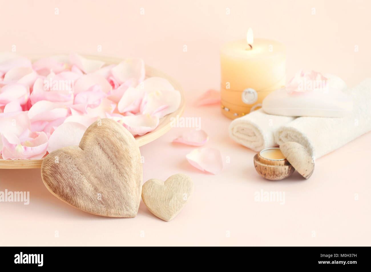 Noch immer leben Bild von Rosenblättern, Handtücher, Massageöl und Kerze für Spa Behandlung für Paare als Valentinstag Geschenk Stockfoto