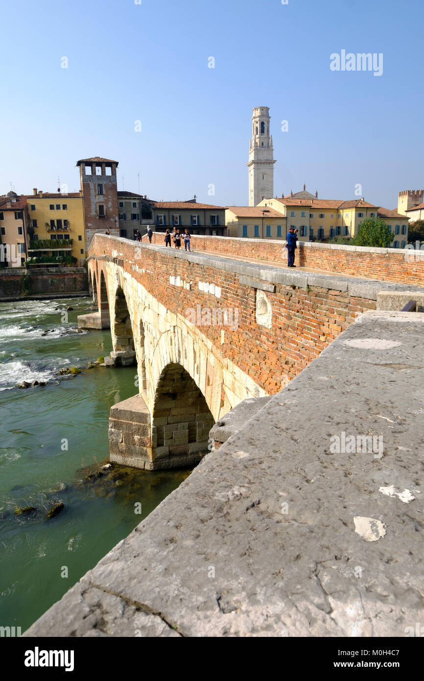 Der römische Bogen Brücke, Ponte Pieta, über den Fluss Etsch, Verona, Venetien, Italien Stockfoto