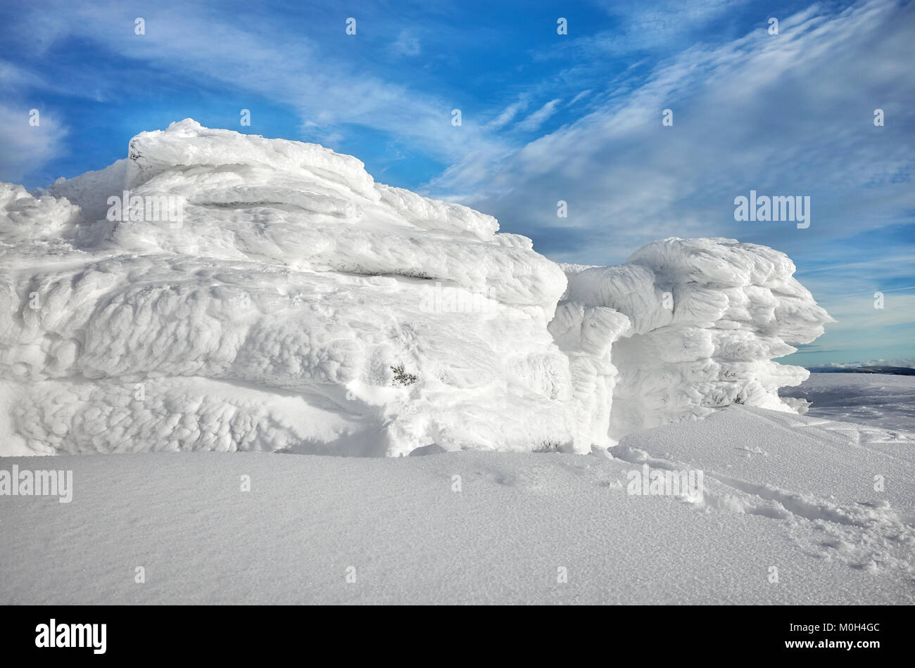 Natürliche Eisformationen durch Schnee und Wind, Nationalpark Riesengebirge, Polen. Stockfoto