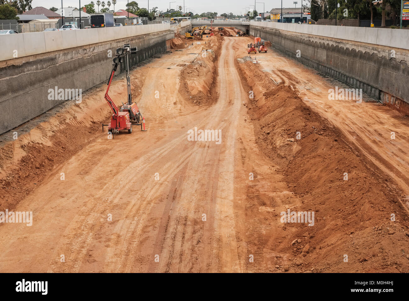 Adelaide, Australien - Januar 10, 2018: Torrens Weg zum Fluss Torrens Projekt im Bau Blick entlang South Rd auf einen Tag. Neue 6-Lane 4 km roadwa Stockfoto