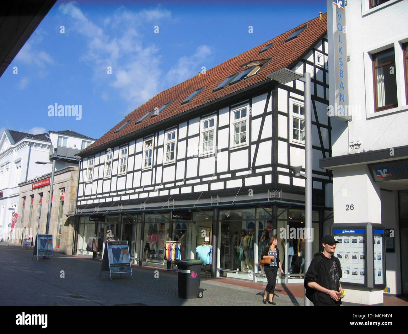 Ein Element aus einer beschrifteten Archivserie „Bände x2x 046“, das möglicherweise ein bestimmtes Publikations-, Dokument- oder Datensatzvolumen innerhalb eines strukturierten Archivierungssystems darstellt. Stockfoto