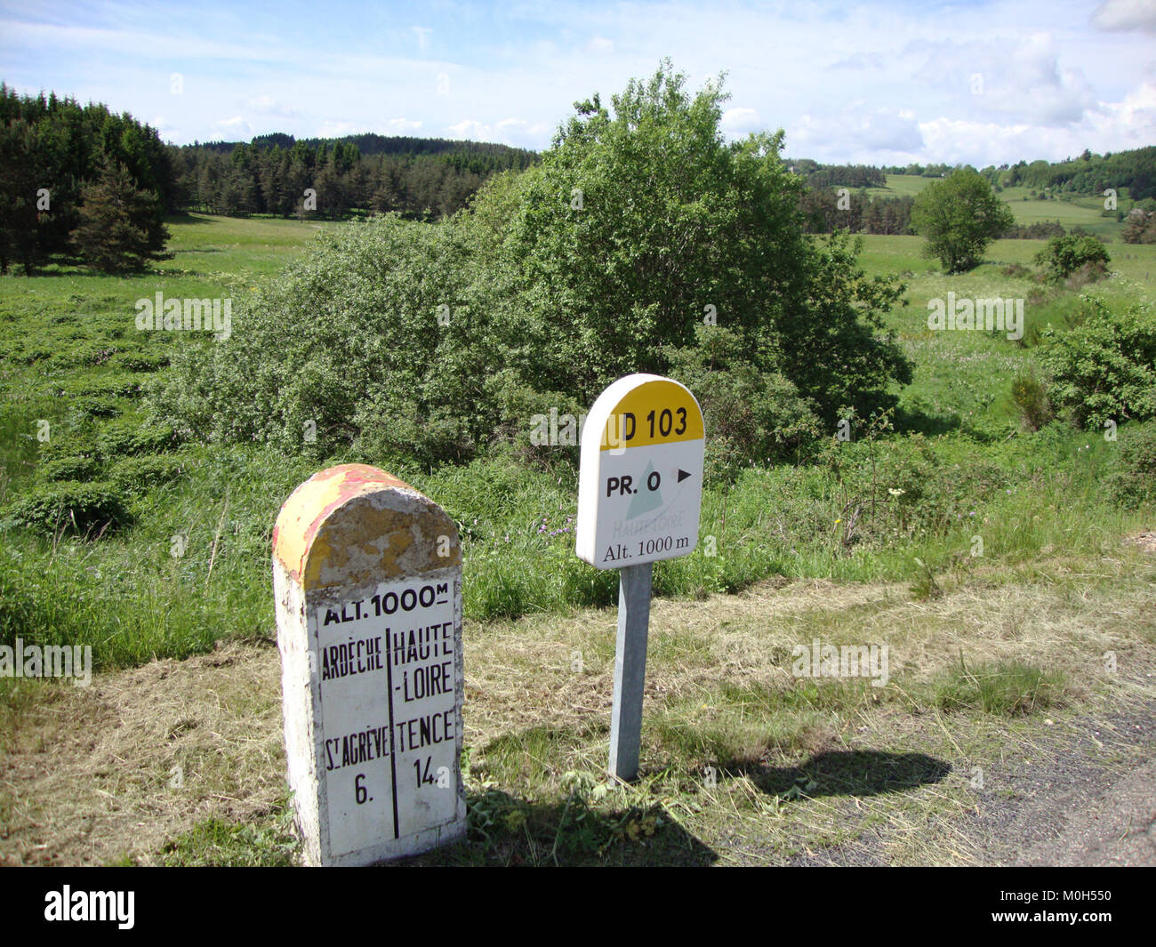 Grenzmarkierung zwischen den Departements Ardèche und Haute-Loire in der Nähe von Saint-Agrève und Le Chambon-sur-Lignon, Markierung der Verwaltungsgrenzen in Frankreich. Stockfoto