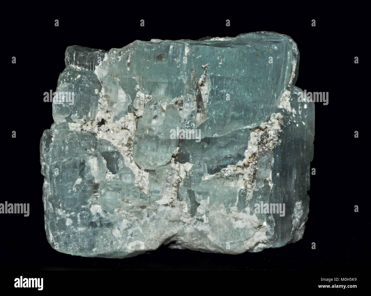 Eine Mineralprobe von beryl aus Madagaskar, bekannt für seine kristalline Struktur und seine gemologischen Eigenschaften. Beryl ist ein Silikatmineral, das in verschiedenen Farben vorkommt, darunter Smaragd- und Aquamarin-Sorten. Stockfoto