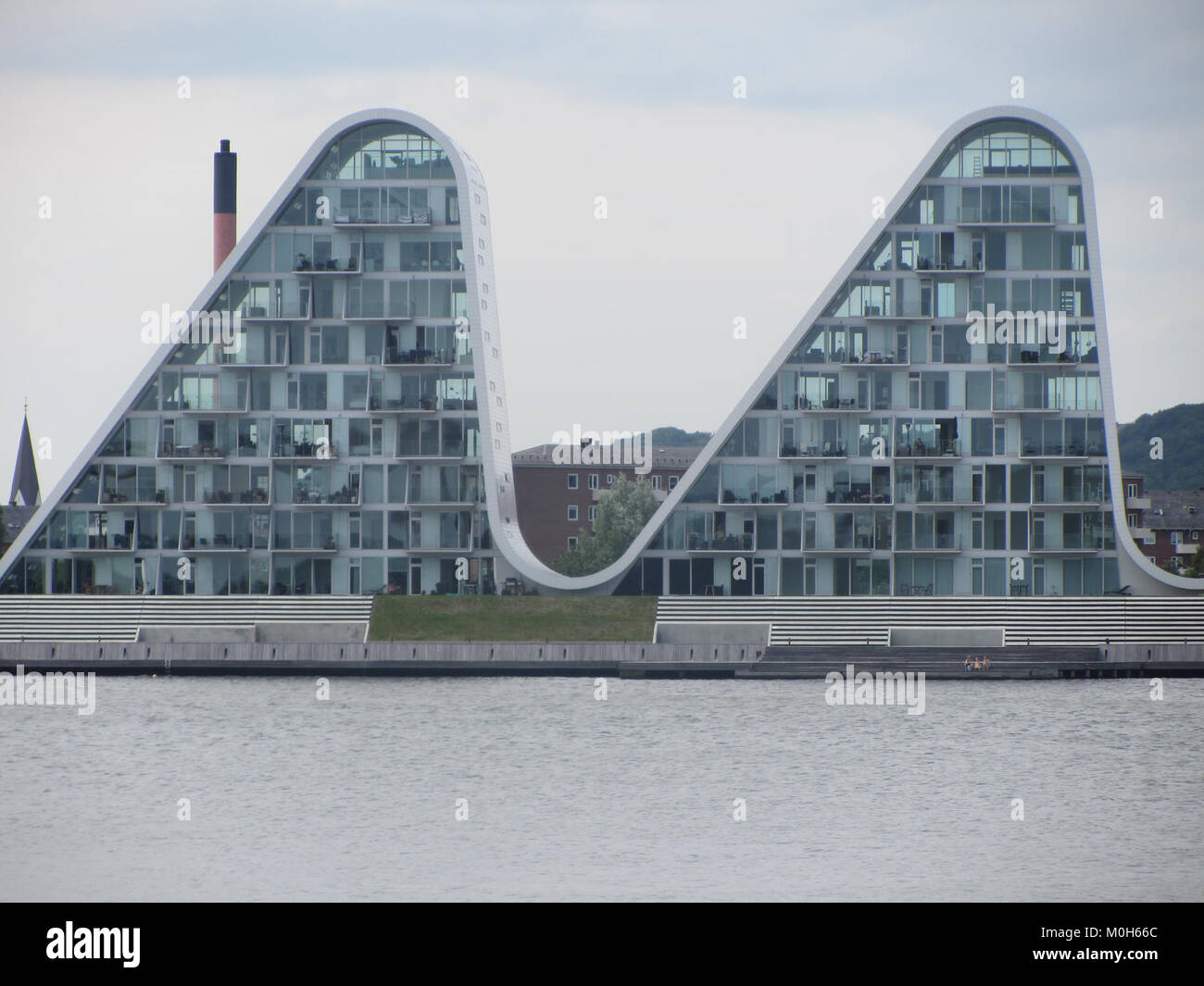 Bølgen (die Welle) in Vejle, Dänemark, ist ein modernes Wohn- und Kulturgebäude, das für sein welleninspiriertes architektonisches Design bekannt ist. Stockfoto