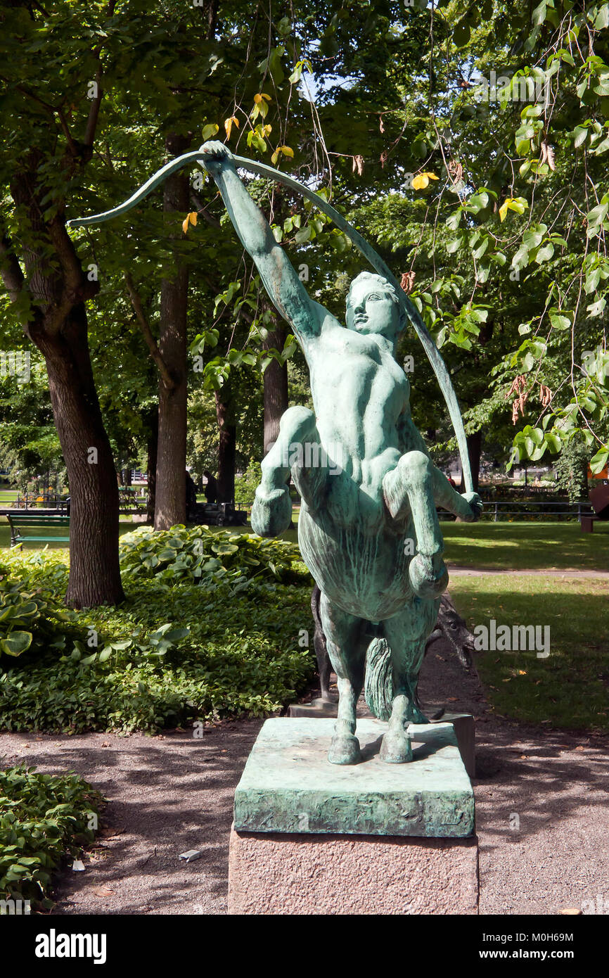 Eine Skulptur, die einen Zentauren, eine Figur aus der klassischen Mythologie, darstellt, stellt die Mischung von menschlichen und tierischen Formen dar, die in alten und europäischen Kunsttraditionen üblich sind. Stockfoto