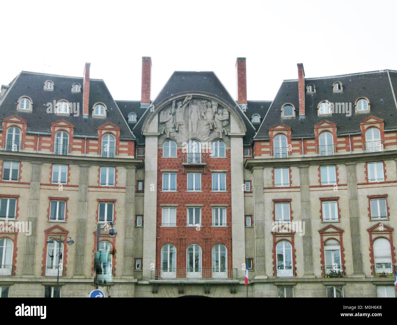 Eckgebäude am Quai Conti und der Rue Dauphine in Paris, Frankreich, das charakteristische Pariser Architektur und städtisches Design repräsentiert. Stockfoto