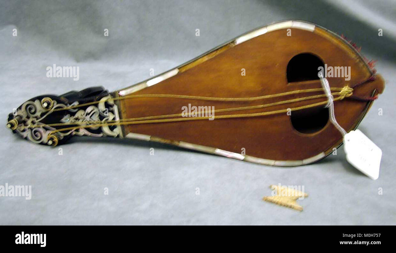 Eine Darstellung des Kemenc, eines traditionellen türkischen Streichinstruments, das seine handwerkliche und kulturelle Bedeutung in der türkischen Musik zeigt. Stockfoto
