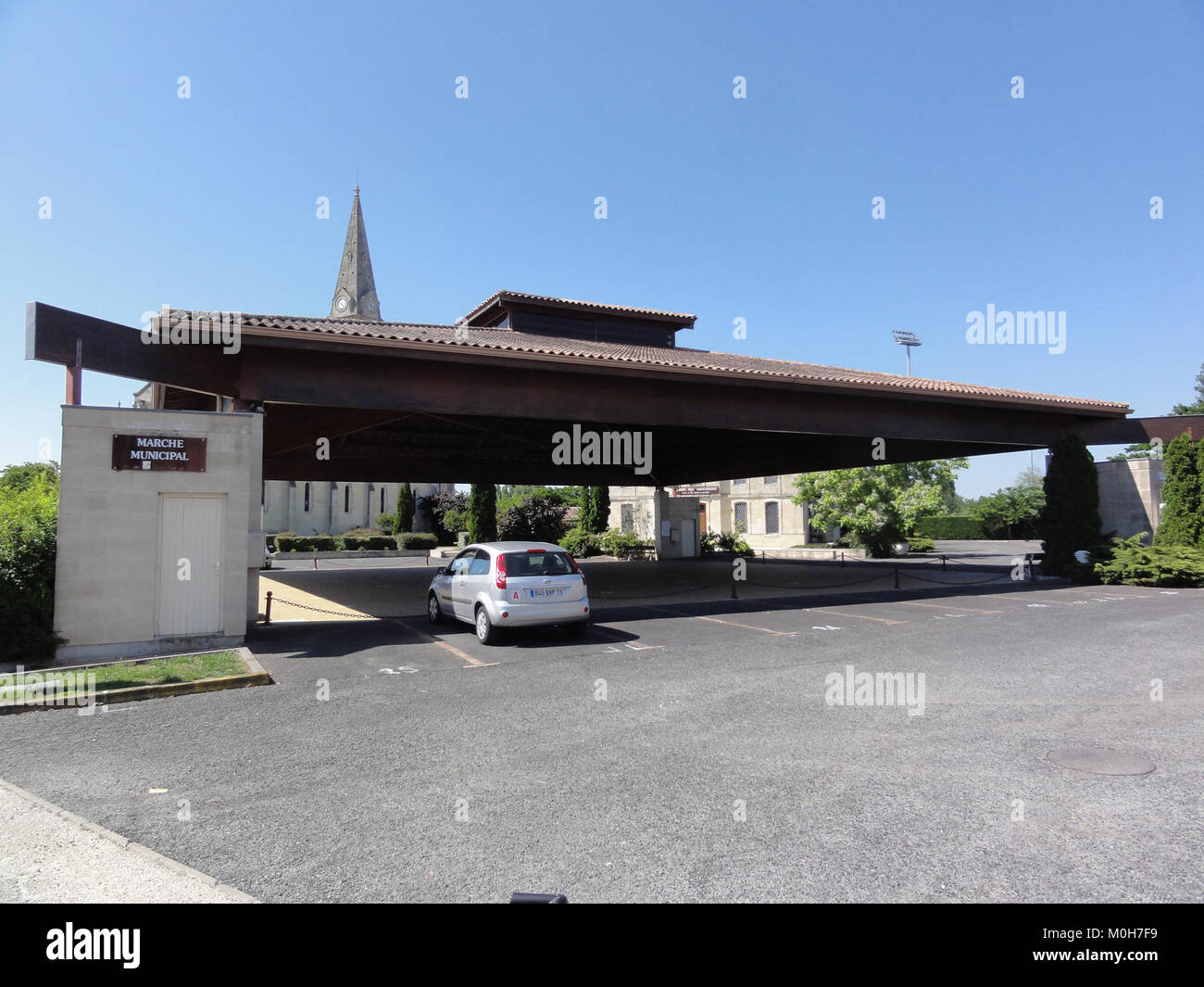 Eine Fotografie des überdachten Marktes in Braud-et-Saint-Louis, Gironde, Frankreich, zeigt seine Struktur, die für lokale Geschäfte und Gemeindeversammlungen verwendet wird. Stockfoto