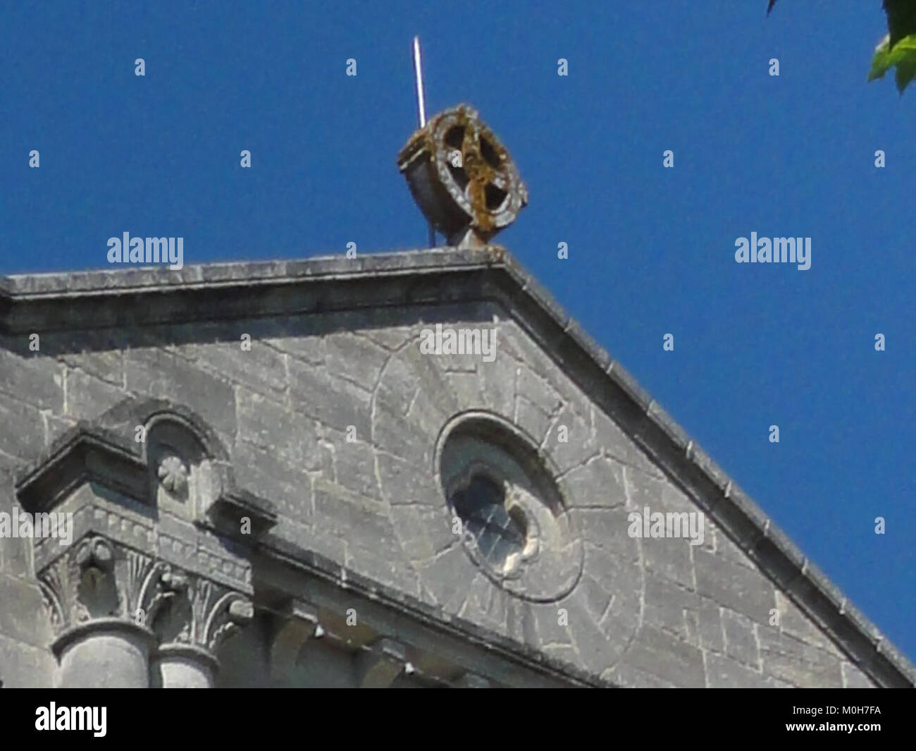 Die Kirche in Braud-et-Saint-Louis (Gironde, Frankreich) verfügt über ein gekröntes Kreuz auf dem Dach und gehört zur Pfarrei Saint Saturnin, die im 19. Jahrhundert nach der Zerstörung der Kirche aus dem 17. Jahrhundert durch die Französische Revolution wiederaufgebaut wurde. mairie-braud.fr+2Cirkwi+2 Stockfoto