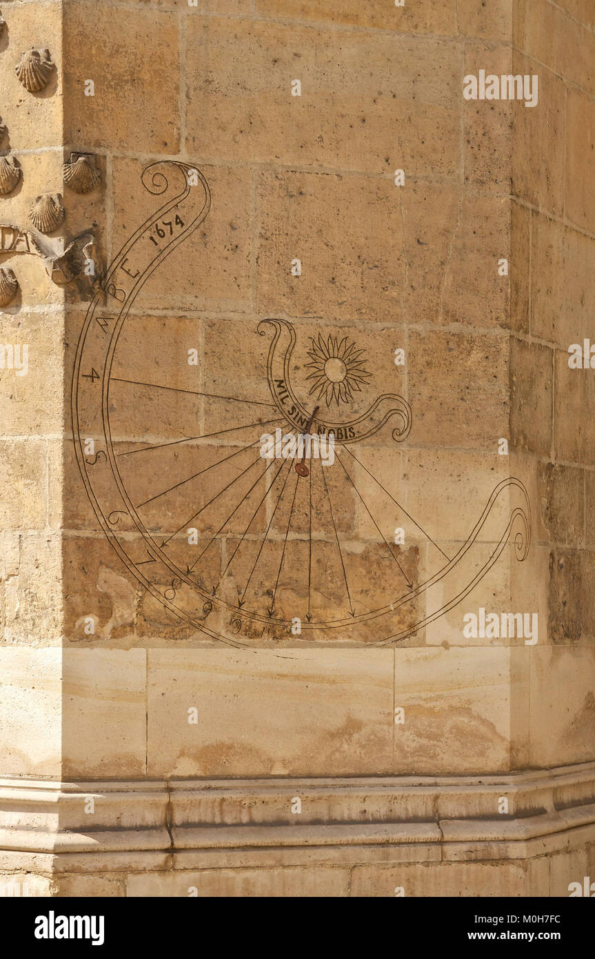 Die Sonnenuhr am Hôtel de Cluny in Paris ist ein Beispiel für mittelalterliche Zeitmesstechnik. Es veranschaulicht die Kombination von künstlerischem Handwerk und wissenschaftlicher Funktion in der historischen Architektur. Stockfoto