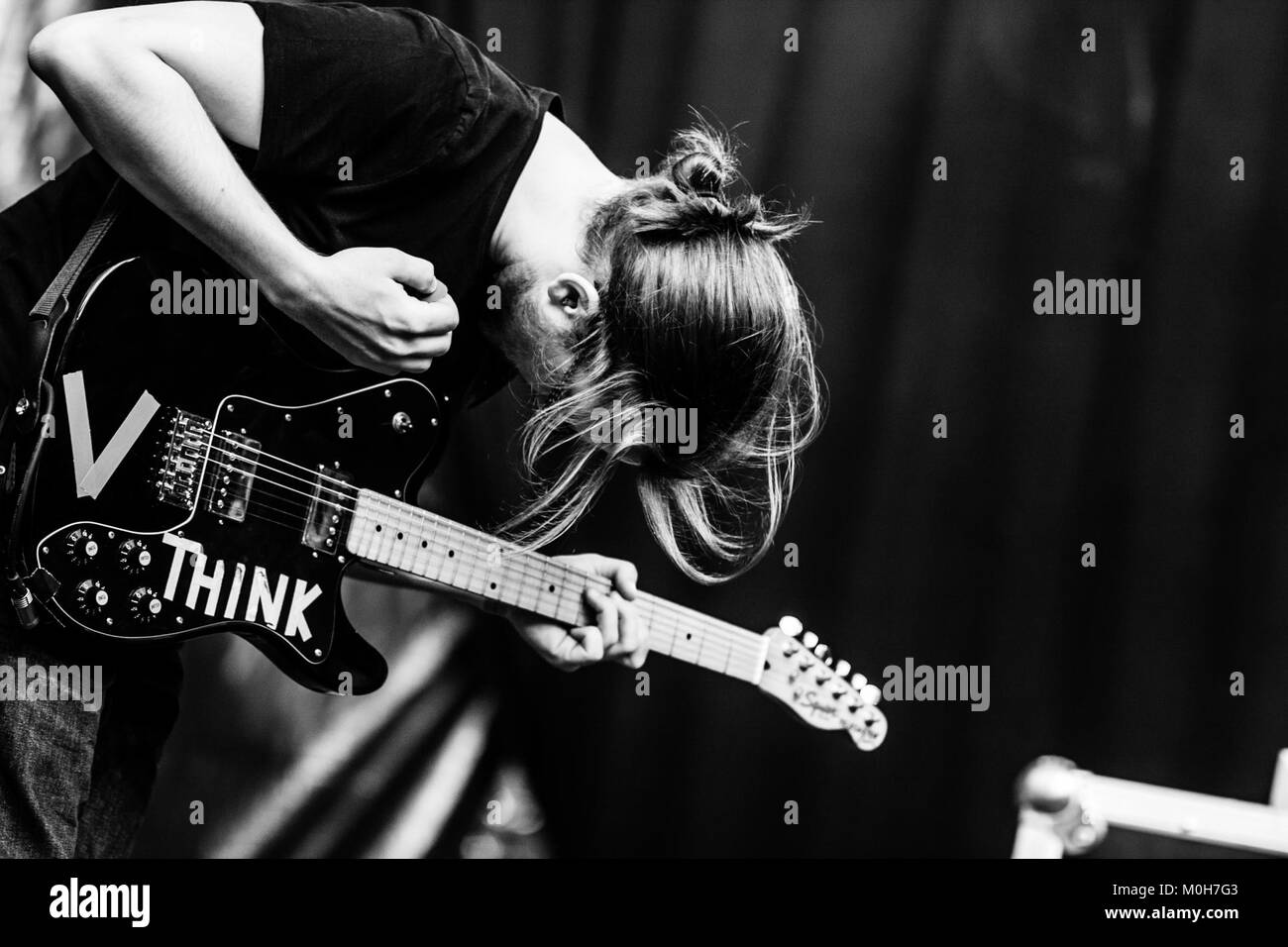 Die belgische Band BRNS trat live auf der Fête de la Musique 2012 in Saint-Gilles auf und demonstrierte ihren alternativen Rock-Stil bei dieser jährlichen Musikfeier. Stockfoto
