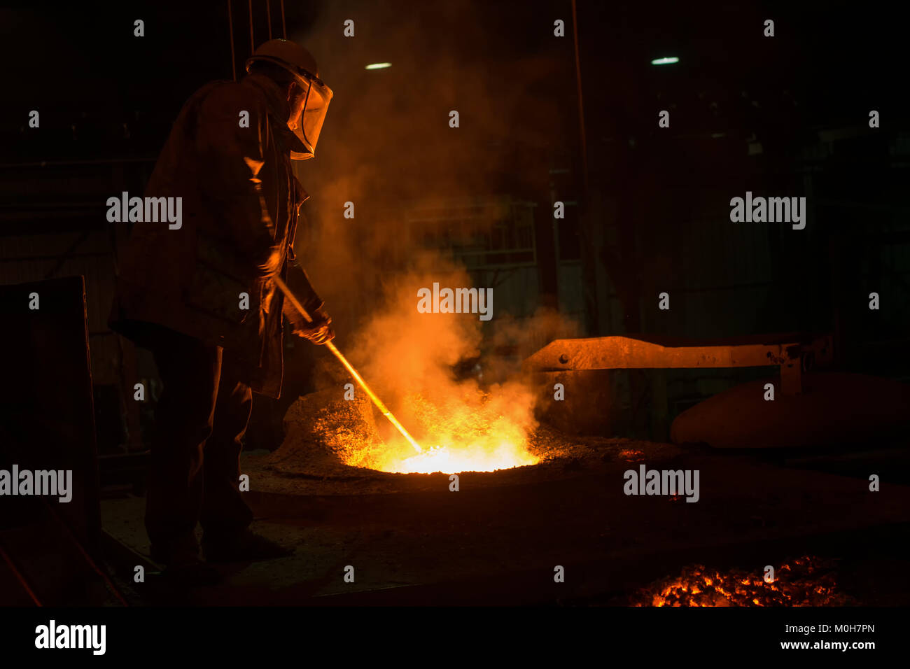 Stahlgießerei Arbeitsplatz mit Arbeiter. Schmelzen von Eisen. Industrie Konzept. Stockfoto