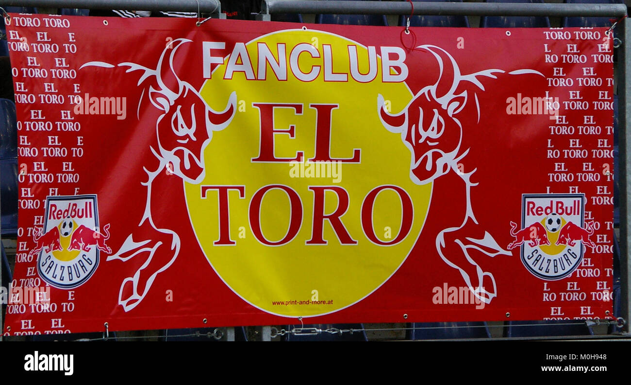 Ein Bundesliga-Fußballspiel zwischen dem FC Red Bull Salzburg und dem SV Grödig, das zu einem 0:3 Ergebnis führte, Teil der österreichischen Fußballnationalmeisterschaft. Stockfoto