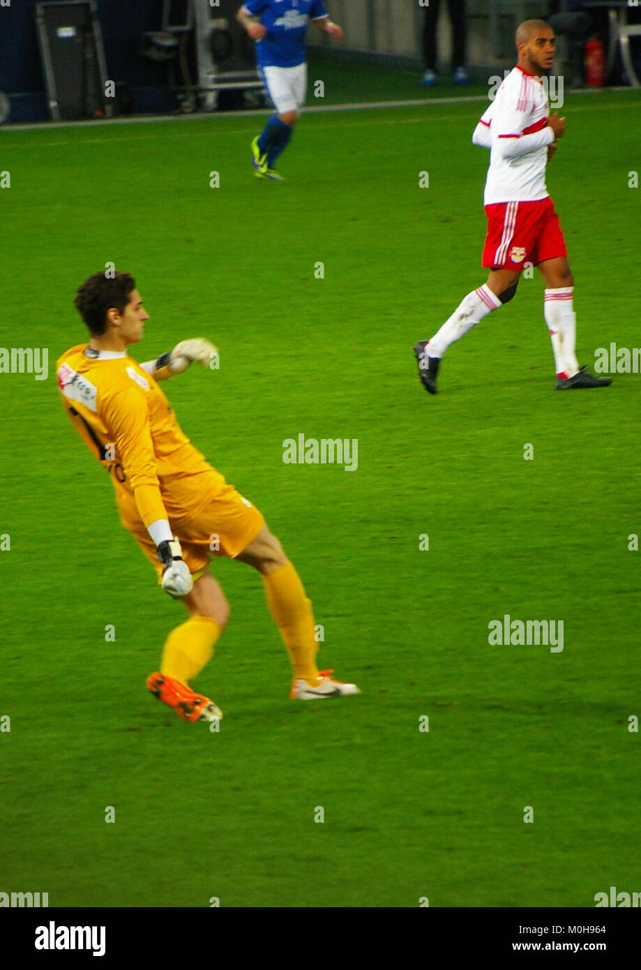Ein Bundesliga-Fußballspiel zwischen dem FC Salzburg und dem SV Grödig, bei dem Spieler in der österreichischen Ligasaison antreten. Stockfoto