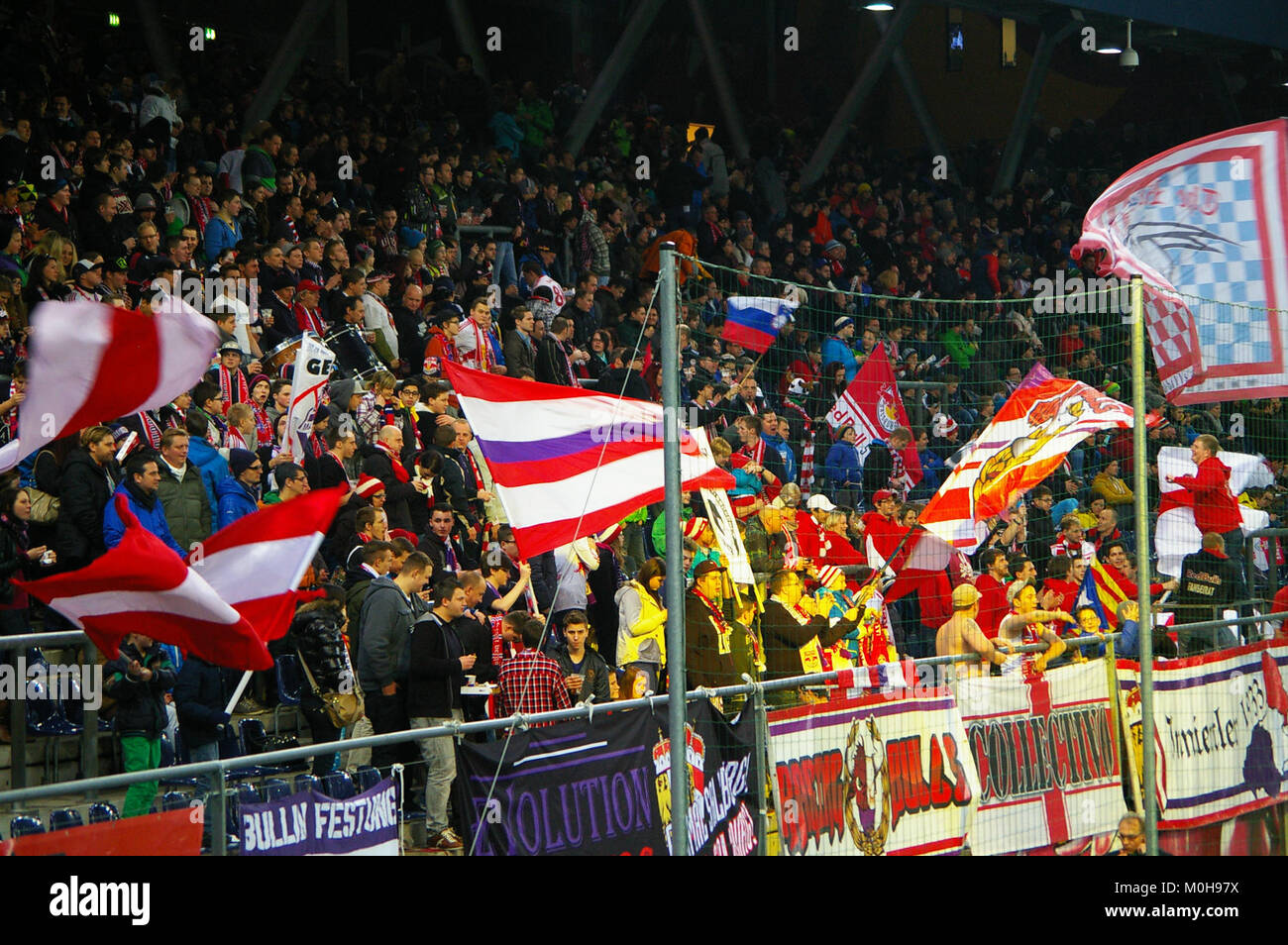 Ein Fußballspiel in der österreichischen Bundesliga zwischen dem FC Red Bull Salzburg und dem SV Grödig, Teil des nationalen Spitzenfußballliga-Wettbewerbs in Österreich. Stockfoto