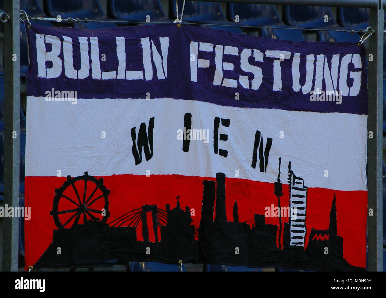 Ein Fußballspiel zwischen dem FC Red Bull Salzburg und Admira Wacker Mödling in der österreichischen Bundesliga, das den Profiwettbewerb innerhalb der obersten Fußballliga Österreichs darstellt. Stockfoto