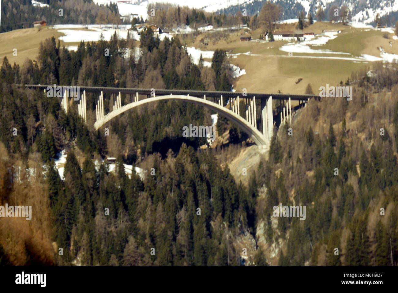 Die Brücke über die Brenner-Autobahn, die einen Abschnitt der Alpenautobahn bildet, die Österreich und Italien über den Brenner verbindet, ist ein Beispiel für moderne Autobahntechnik mit Hochspannungen, Stützpfeiler und Integration in das europäische grenzüberschreitende Straßennetz. Stockfoto