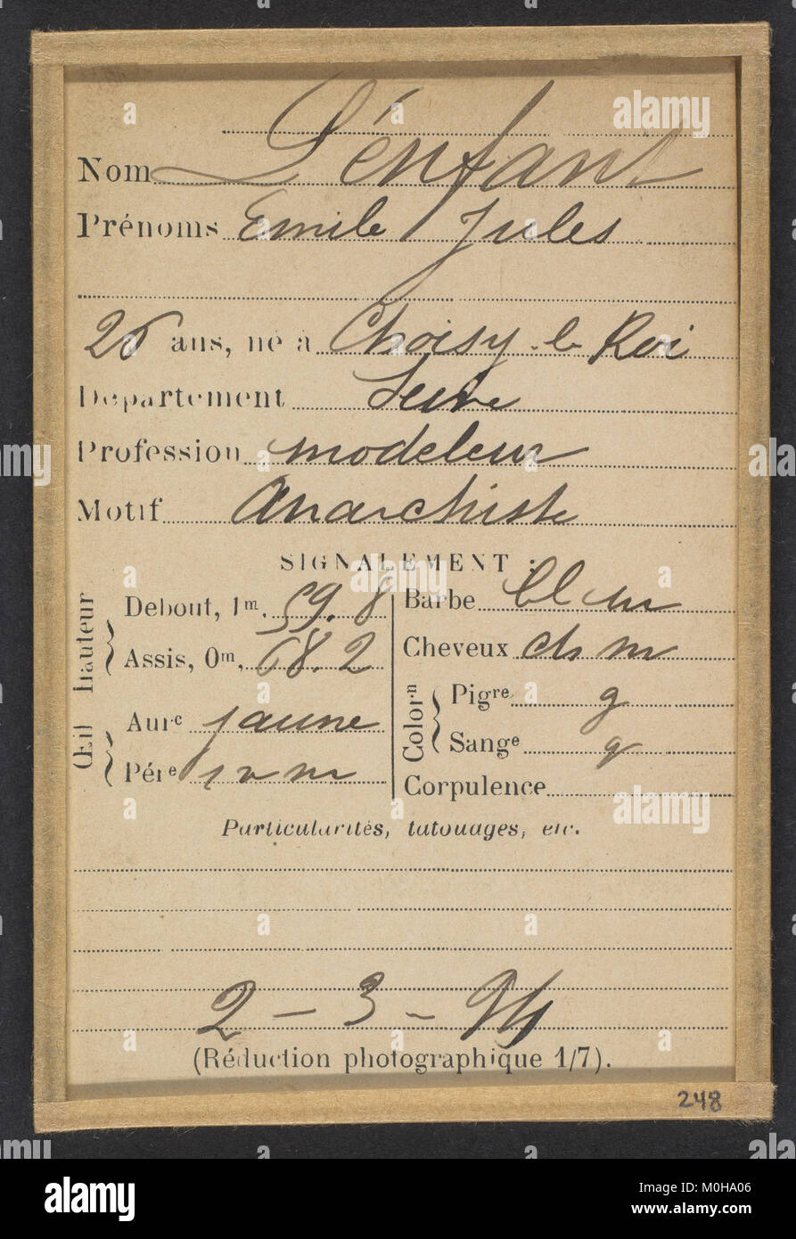 Das anthropometrische Foto von 1894 zeigt Emile Jules, 26 Jahre alt, Bildhauer und Anarchist aus Choisy-le-ROI, Frankreich, dokumentiert im Pariser Polizeiarchiv als Teil anarchistischer Überwachungsaufzeichnungen Stockfoto