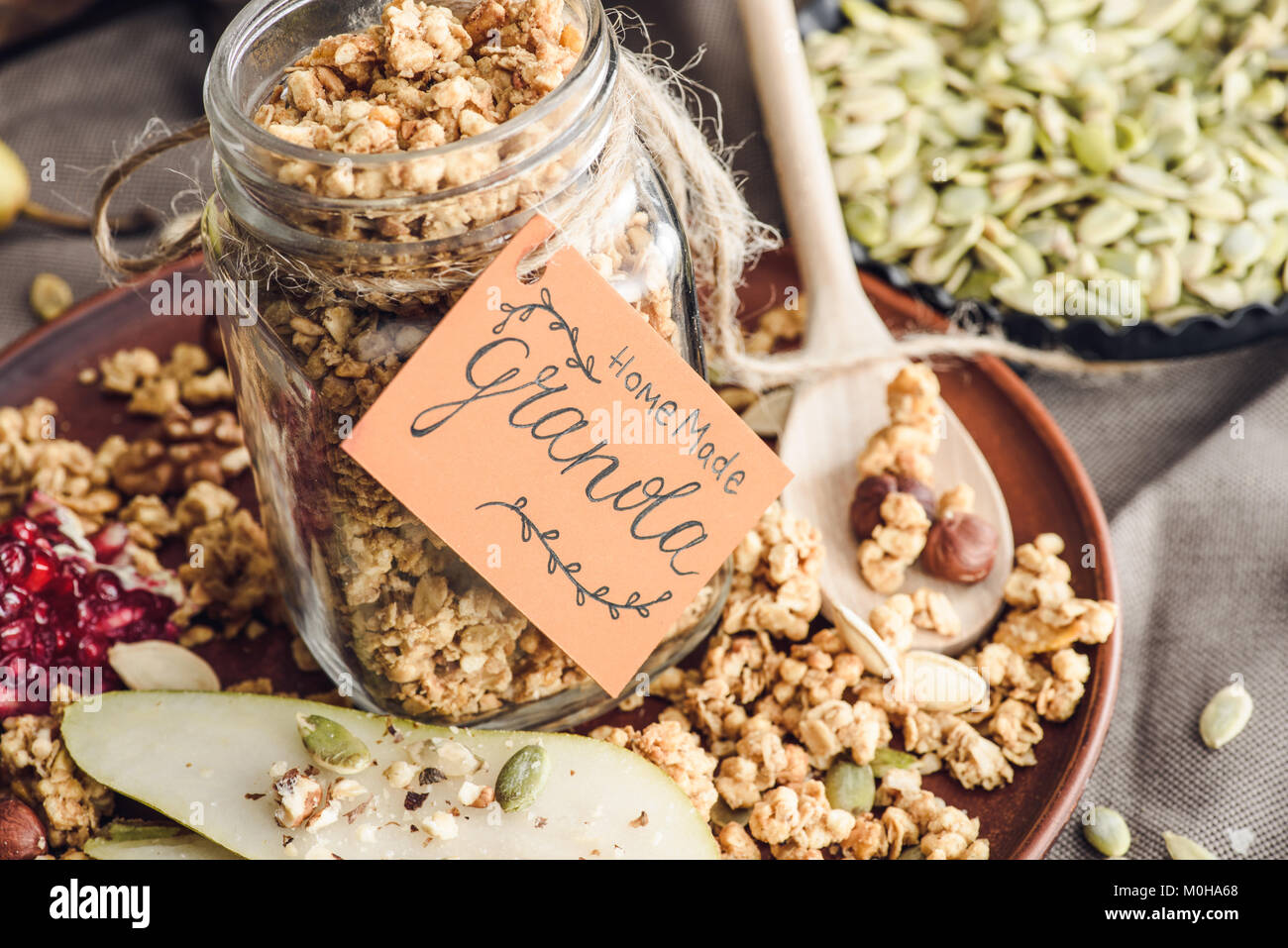 Hausgemachte leckere Granola in Glas Glas mit Tag Stockfoto