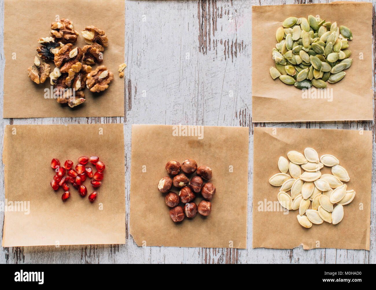 Blick von oben auf die Nüsse, Kürbiskerne und Granatapfel Samen auf Tisch Stockfoto
