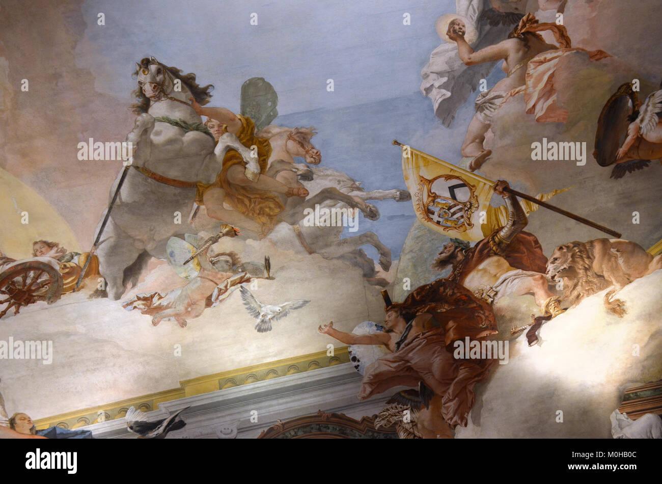 Das Fresko „Allegorie der Ehe“ von Giovanni Battista Tiepolo, das in Ca' Rezzonico, Venedig, untergebracht ist, zeigt eine symbolische Feier der Ehe durch kunstvolle barocke Bilder und klassische Figuren. Stockfoto