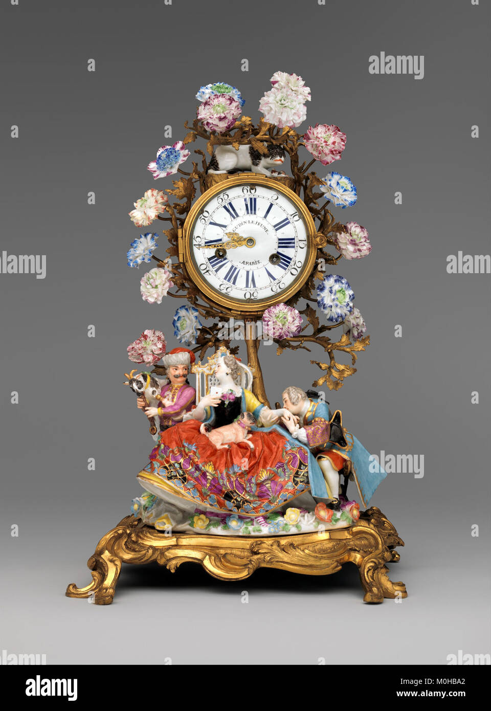 Diese französische Kaminuhr („Pendule de cheminée“), die um 1745 in London mit einem Gehäuse der französischen Porzellanmanufaktur Chantilly und einem Uhrwerk britischer Hersteller hergestellt wurde, ist ein Beispiel für die kanalübergreifende uhrmacherische Zusammenarbeit in der Mitte des 18. Jahrhunderts. Stockfoto