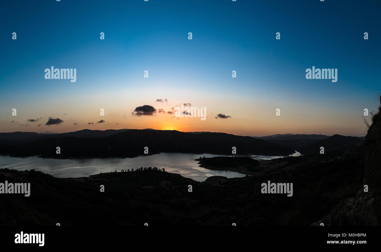 Landschaft im Herzen von Castellar de la Frontera bei Sonnenuntergang. Andalusien, Spanien. Stockfoto