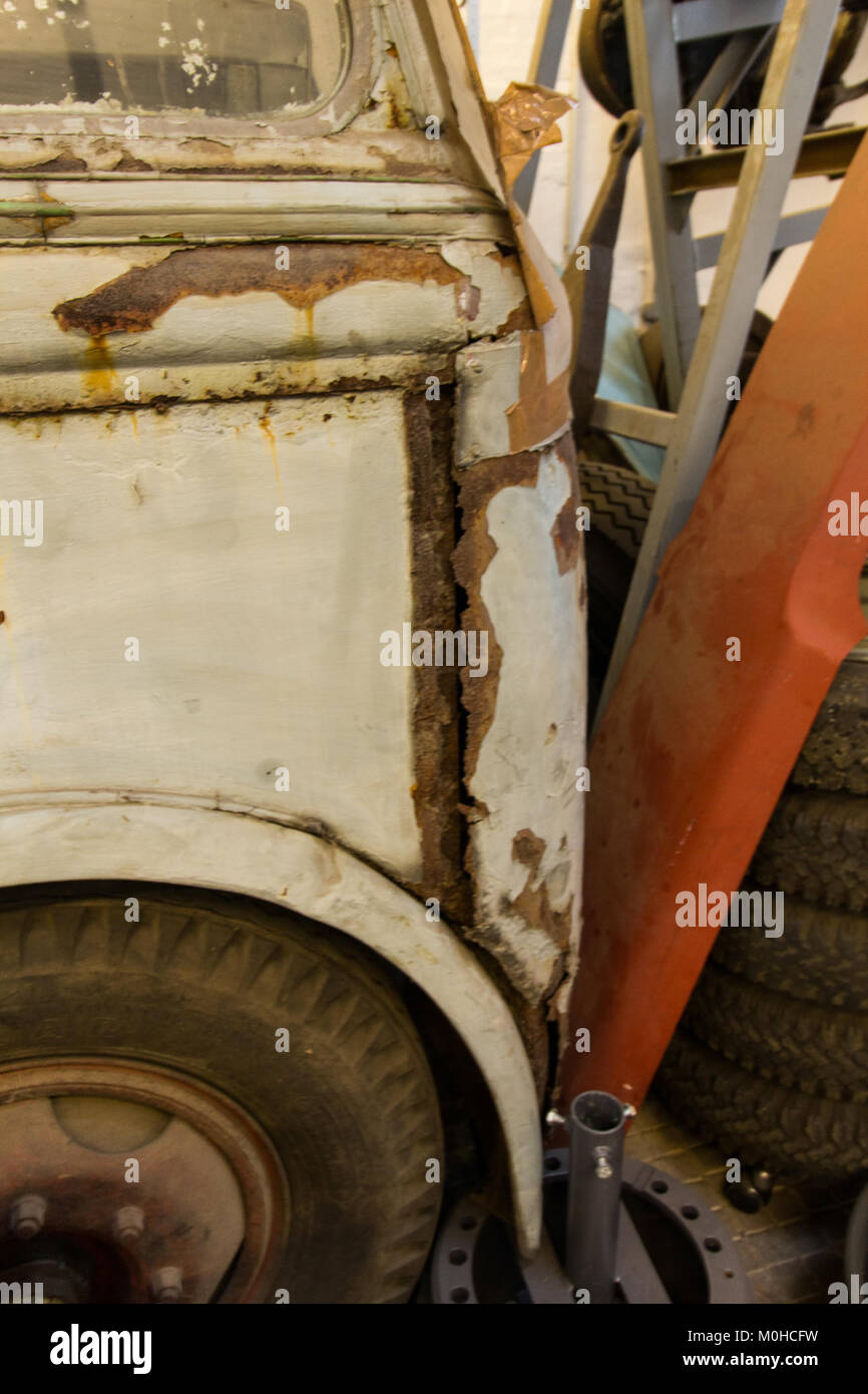 Ein im Straßenbahnmuseum Dresden ausgestellter Busanhänger zeigt die Planung und Technik des öffentlichen Nahverkehrs aus der Mitte des 20. Jahrhunderts. Stockfoto