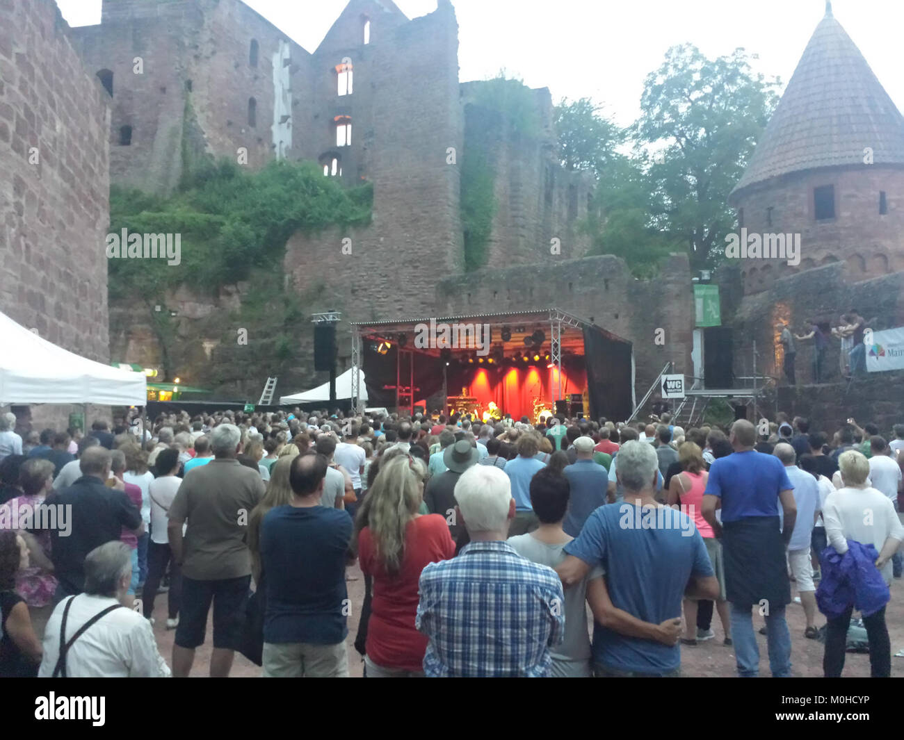 Dieses Bild zeigt ein Konzert in der Burg Wertheim mit dem Musiker Andreas Kämmer. Das Konzert zeigt die reiche Akustik und kulturelle Bedeutung des historischen Veranstaltungsortes. Stockfoto