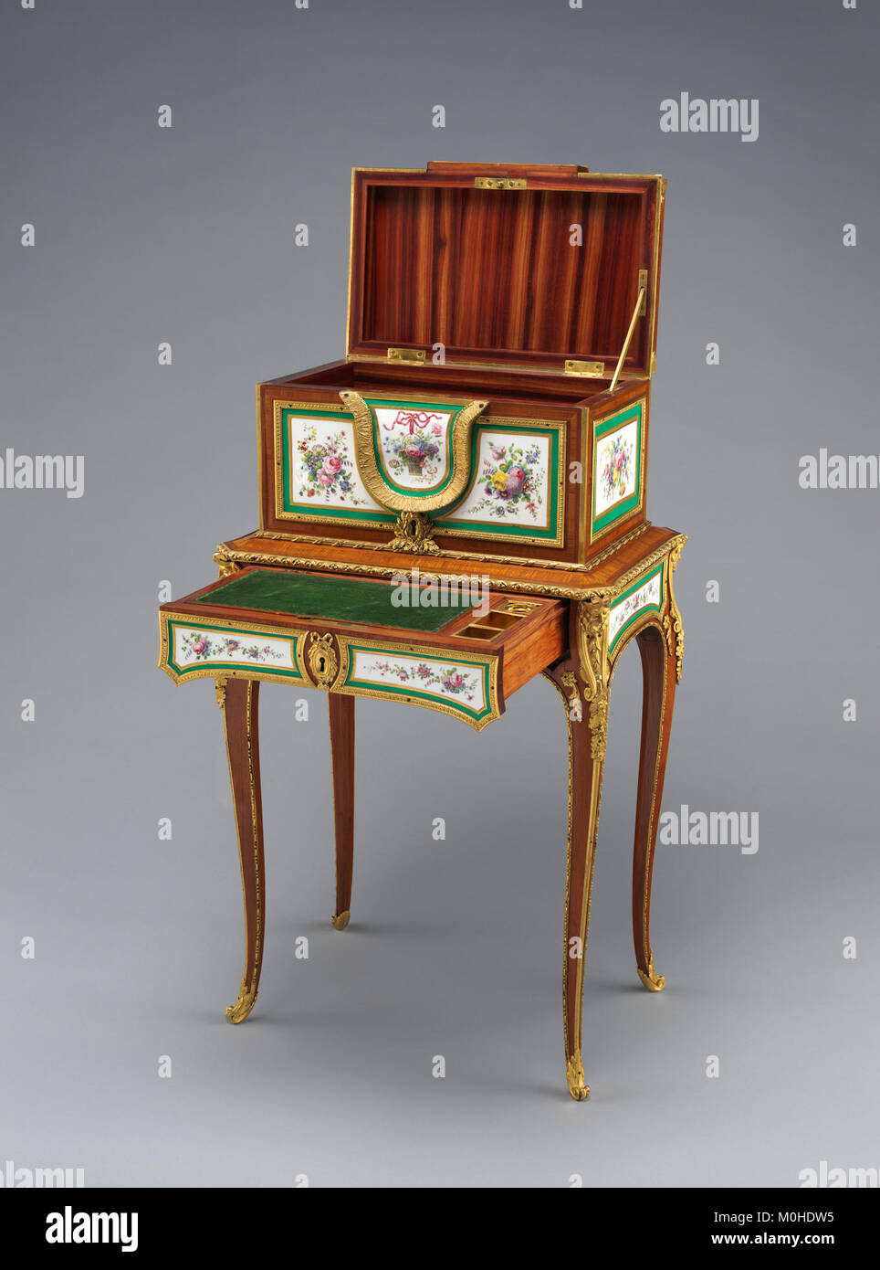 Ein Schmuckkoffer am Stand oder Petit Coffre à bijoux mit kunstvollen Metallarbeiten und dekorativer Handwerkskunst, die zur Aufbewahrung von Schmuck und persönlichen Wertsachen entwickelt wurden. Stockfoto