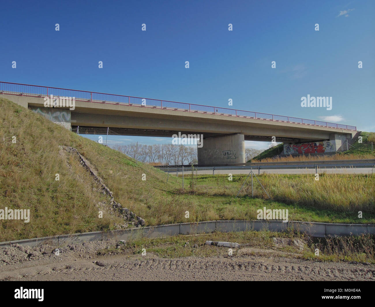 Brückenbauwerk sterben Schkorlopper Straße (S76) zwischen Großschkorlopp und Schkeitbar überführend im Oktober 2017 b Stockfoto