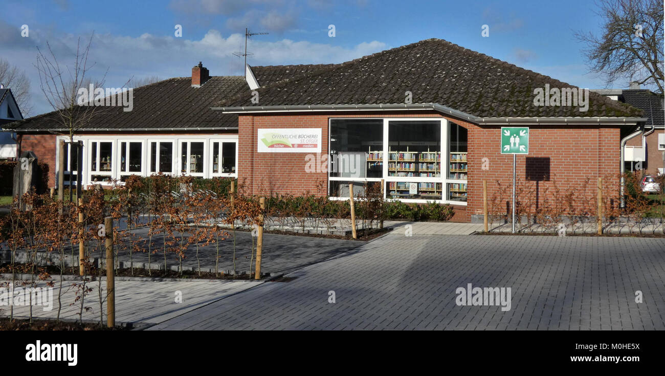 Die Böcherei Stadtlohn St. Otger ist eine historische Bibliothek in Stadtlohn, verbunden mit der St. Otger Kirche, die religiöse und historische Texte enthält, die für das regionale Erbe von Bedeutung sind. Stockfoto