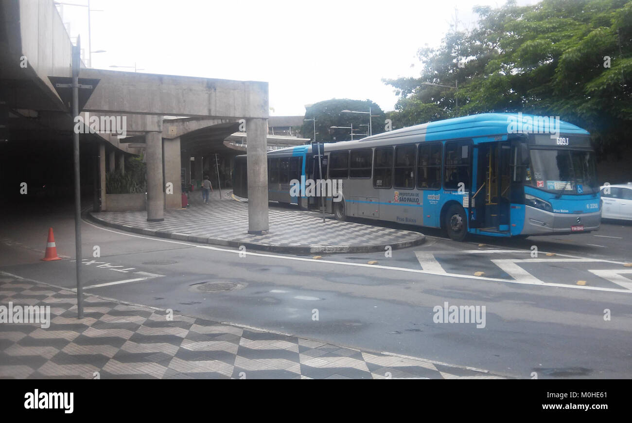 Foto der Bushaltestelle am Flughafen Congonhas in São Paulo, Brasilien, mit Verkehrsverbindungen zur U-Bahn-Station São Judas, Teil des öffentlichen Nahverkehrsnetzes der Stadt. Stockfoto
